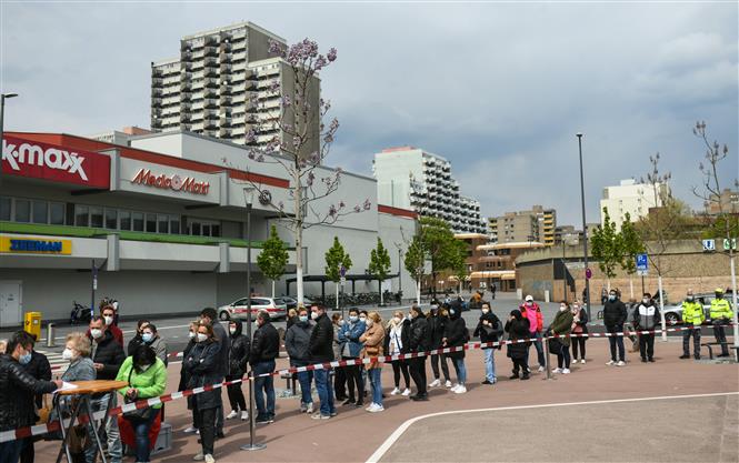 Người dân xếp hàng tiêm vaccine ngừa COVID-19 tại điểm tiêm di động ở Cologne, Tây Đức ngày 3-5-2021. Ảnh: AFP/TTXVN