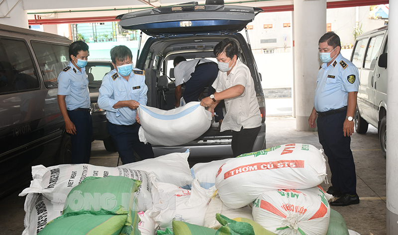 Nhiều tổ chức, cá nhân hưởng ứng thi đua trong công tác phòng chống dịch Covid-19. ảnh: Hữu Hiệp