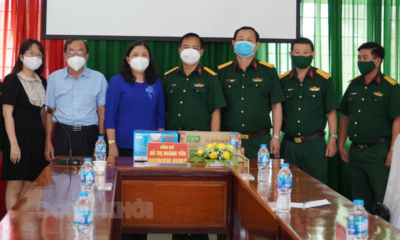 Phó bí thư Thường trực Tỉnh ủy Hồ Thị Hoàng Yến thăm, tặng quà lực lượng tham gia phòng chống dịch Covid-19 Phó bí thư Thường trực Tỉnh ủy - Chủ tịch HĐNĐ tỉnh Hồ Thị Hoàng Yến tặng quà cho Bệnh xá Quân Y.