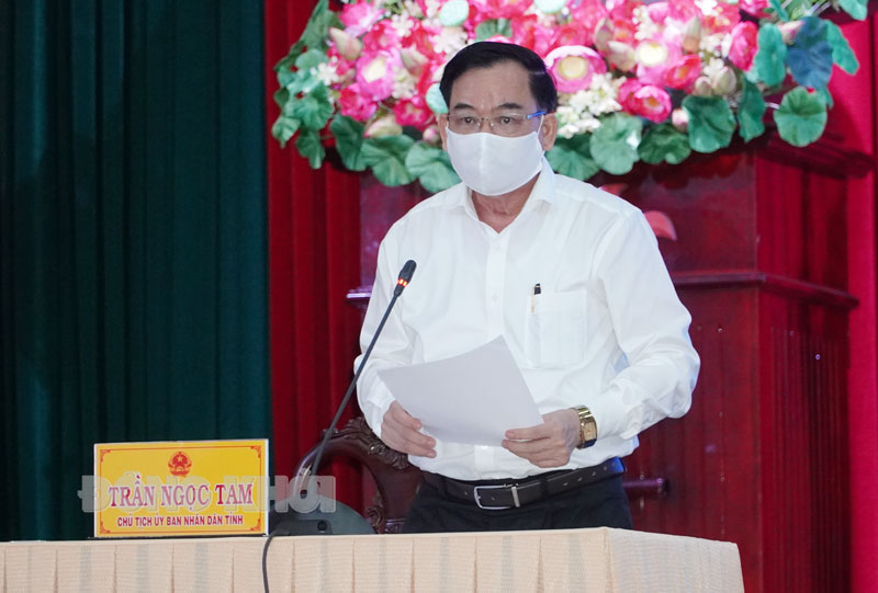 Chủ tịch UBND tỉnh Trần Ngọc Tam phát biểu kết luận cuộc họp.