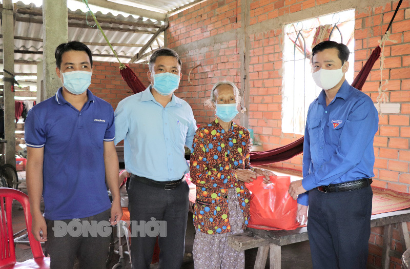 Phó bí thư Tỉnh Đoàn Võ Tuấn Thông trao túi an sinh cho người dân xã Vang Quới Tây, huyện Bình Đại.