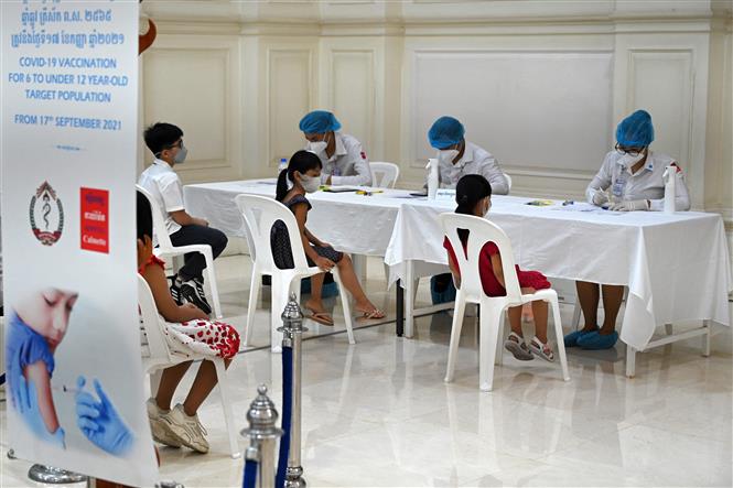 Thêm 6.860 người chết, Mỹ tăng gấp đôi ca tử vong mới Một điểm tiêm chủng vaccine ngừa COVID-19 tại Phnom Penh, Campuchia. Ảnh: AFP/TTXVN