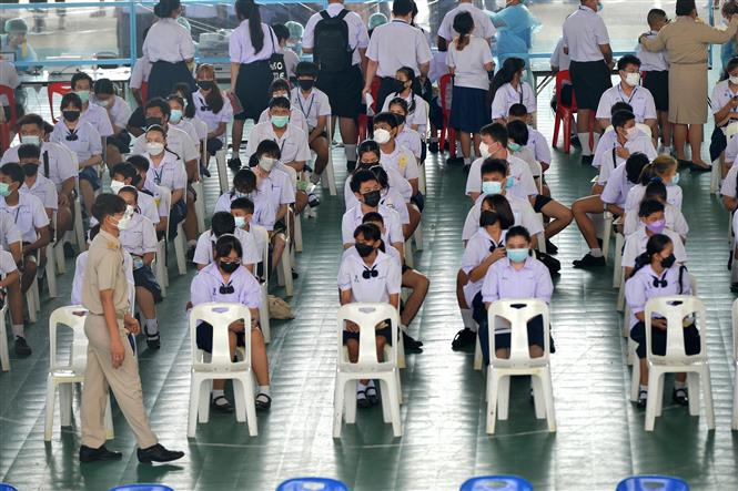 Thêm 6.860 người chết, Mỹ tăng gấp đôi ca tử vong mới Học sinh đợi tiêm vaccine ngừa COVID-19 tại Bangkok, Thái Lan. Ảnh: THX/TTXVN
