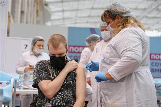 Thêm 6.860 người chết, Mỹ tăng gấp đôi ca tử vong mới Nhân viên y tế tiêm vaccine ngừa COVID-19 cho người dân tại Moskva, Nga ngày 30-9-2021. Ảnh: THX/TTXVN