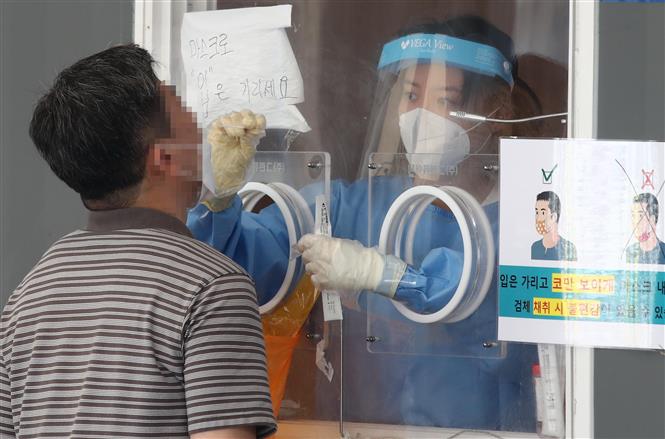 Thêm 6.860 người chết, Mỹ tăng gấp đôi ca tử vong mới Nhân viên y tế lấy mẫu xét nghiệm COVID-19 tại Seoul, Hàn Quốc, ngày 15-8-2021. Ảnh: YONHAP/TTXVN