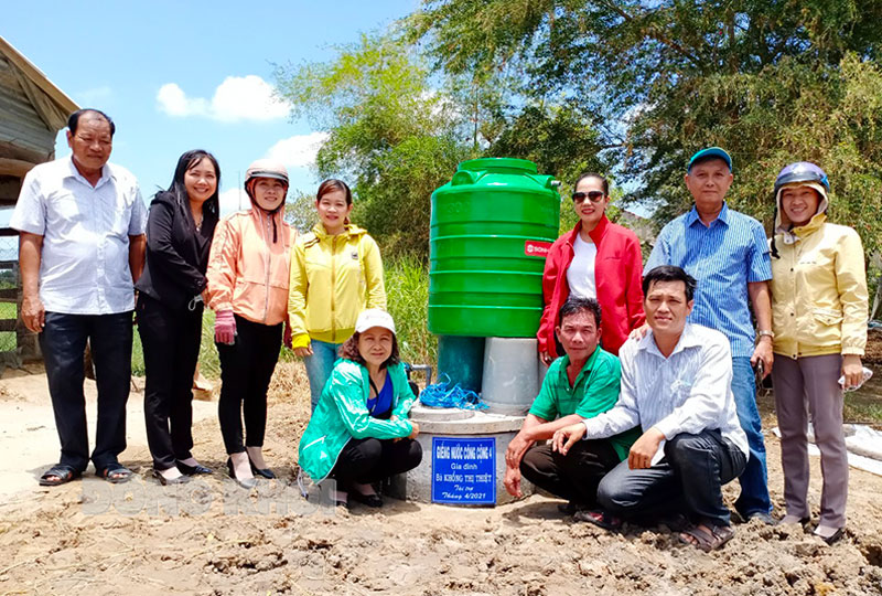 Tiếp nhận giếng nước công cộng do bà Khổng Thị Thiệt tài trợ. (ảnh: Tư liệu)
