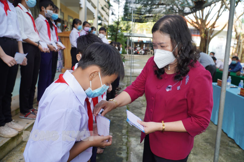 Phó bí thư Thường trực Tỉnh ủy Hồ Thị Hoàng Yến đã tặng học bổng cho học sinh.