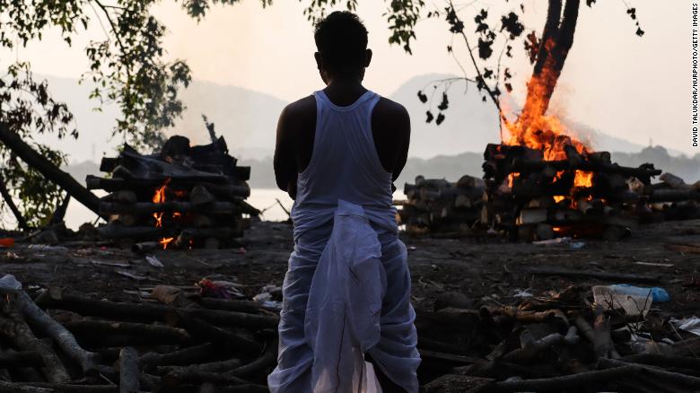 Cảnh hỏa táng một nạn nhân tử vong vì COVID-19, trên bờ sông Brahmaputra, ở Guwahati, Assam, Ấn Độ vào tháng 5-2021. Ảnh: Getty Images