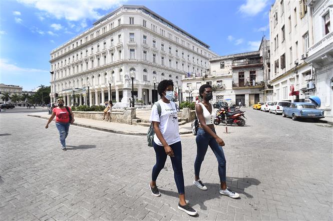 Người dân đeo khẩu trang phòng dịch COVID-19 tại La Habana, Cuba, ngày 2-10-2021. Ảnh: THX/ TTXVN