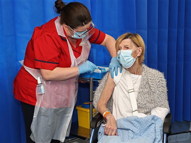 Nhân viên y tế tiêm vaccine ngừa COVID-19 của Hãng Pfizer/BioNTech cho người dân tại Dublin, Đức ngày 29-12-2020. Ảnh: AFP/TTXVN