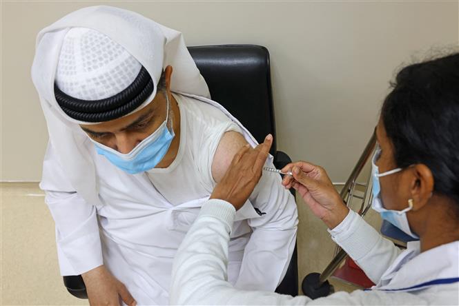 Một điểm tiêm chủng vaccine ngừa COVID-19 tại Dubai, Các tiểu vương quốc Arab thống nhất. Ảnh: AFP/TTXVN