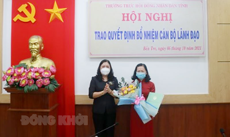 Phó bí thư Thường trực Tỉnh ủy - Chủ tịch HĐND tỉnh Hồ Thị Hoàng Yến, trao quyết định bổ nhiệm cán bộ.