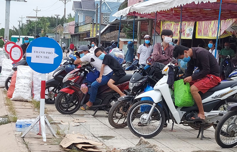 Người dân ngoài tỉnh về đến chốt cầu Rạch Miễu.