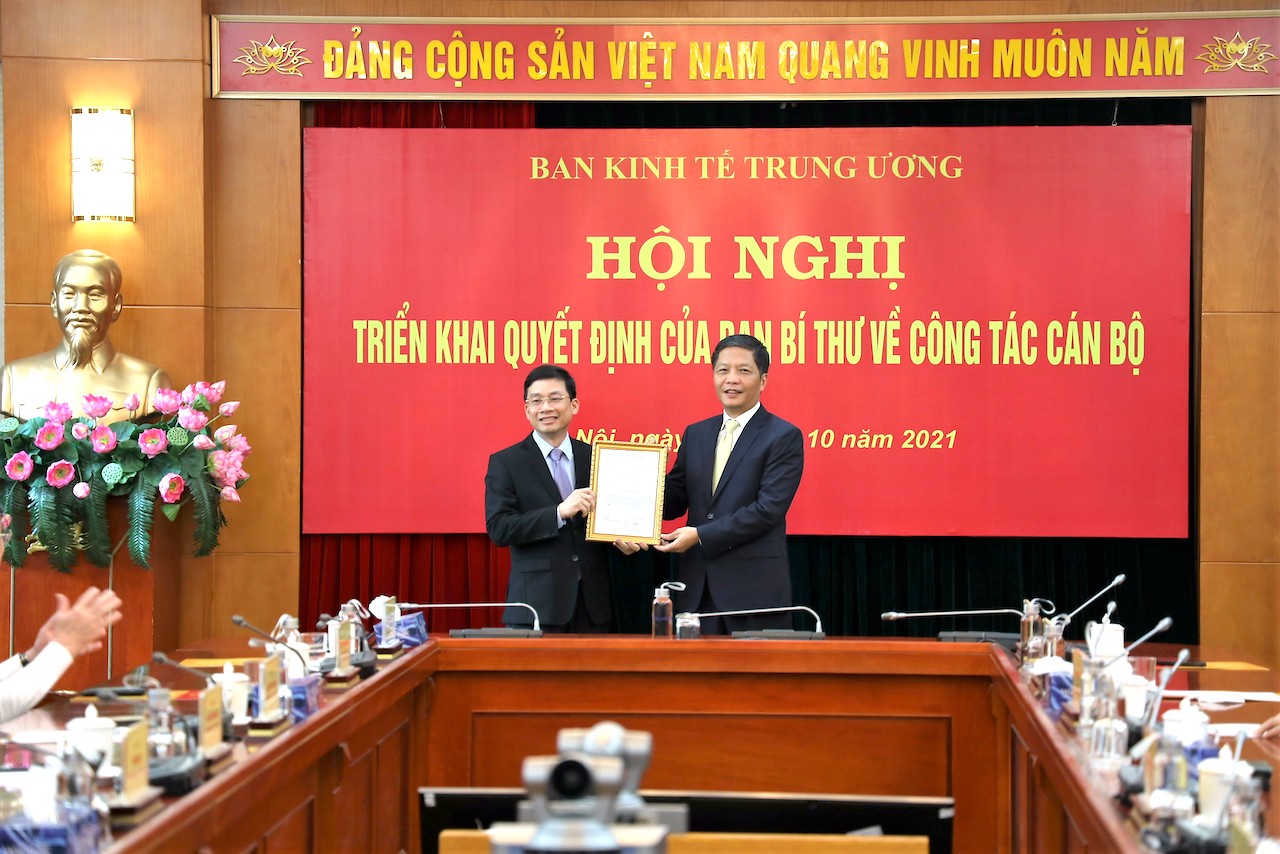 Trưởng ban Kinh tế Trung ương Trần Tuấn Anh trao quyết định điều động, bổ nhiệm cho tân Phó Trưởng ban Kinh tế Trung ương Nguyễn Duy Hưng (bên trái). Ảnh:VGP