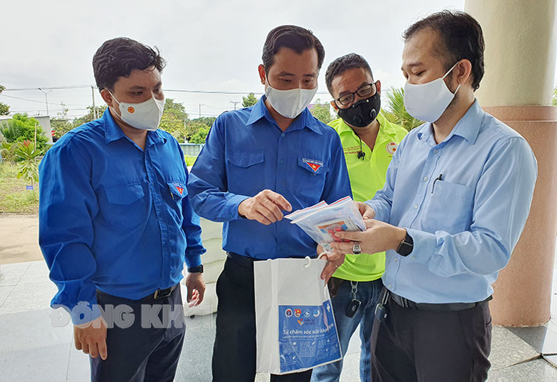 Đại diện Đại học Y Dược TP. Hồ Chí Minh giới thiệu thành phần của túi thuốc an sinh.