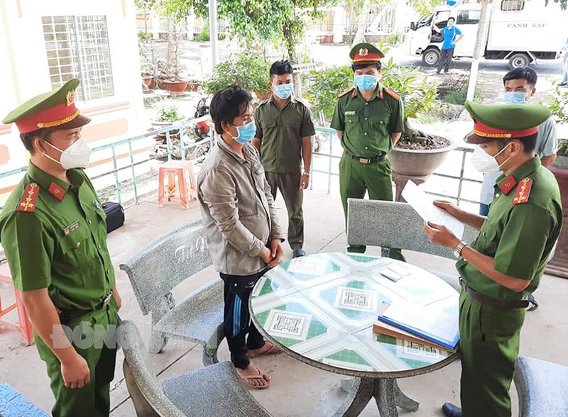 Công an huyện Ba Tri thi hành lệnh bắt tạm giam đối tượng chống người thi hành công vụ. Ảnh: Hoàng Thiện