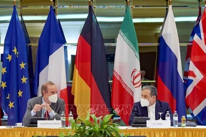 Thứ trưởng Ngoại giao đồng thời là Trưởng đoàn đàm phán hạt nhân của Iran, ông Abbas Araqchi (phải), tại cuộc đàm phán của Ủy ban chung giám sát JCPOA ở Vienna, Áo. Ảnh tư liệu: IRNA/TTXVN