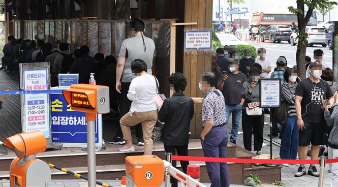Thế giới 238 triệu ca bệnh, dịch bệnh tiếp đà hạ nhiệt ở các nước Âu - Mỹ Người dân xếp hàng chờ xét nghiệm COVID-19 tại Seoul, Hàn Quốc, ngày 4-10-2021. Ảnh: Yonhap/ TTXVN