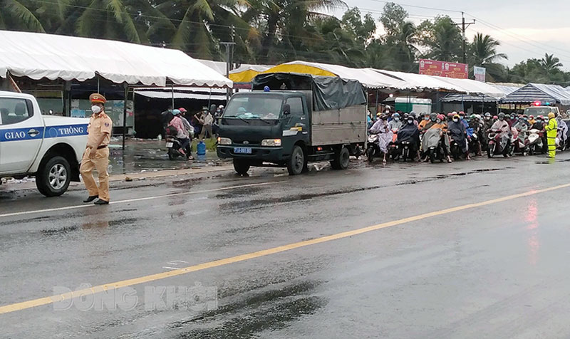 Cảnh sát giao thông Công an tỉnh chủ động phối hợp với các đơn vị, địa phương đưa công dân đến các điểm cách ly đảm bảo an toàn.