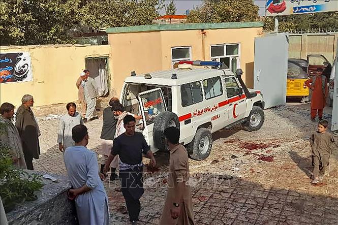 Xe cứu thương được triển khai gần hiện trường vụ nổ bom tại thánh đường của người Hồi giáo dòng Shiite ở tỉnh Kunduz, Đông Bắc Afghanistan ngày 8-10-2021. Ảnh: AFP/TTXVN