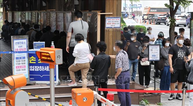 Người dân xếp hàng chờ xét nghiệm COVID-19 tại Seoul, Hàn Quốc, ngày 4-10-2021. Ảnh: Yonhap/TTXVN