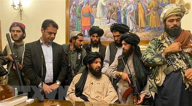 Các tay súng Taliban tiến vào Dinh Tổng thống ở Kabul, Afghanistan, sau khi giành quyền kiểm soát thủ đô. Ảnh minh họa: AP/TTXVN