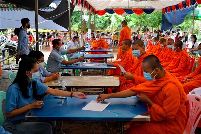  Các nhà sư đăng ký tiêm vaccine ngừa COVID-19 tại Phnom Penh, Campuchia. Ảnh: AFP/TTXVN