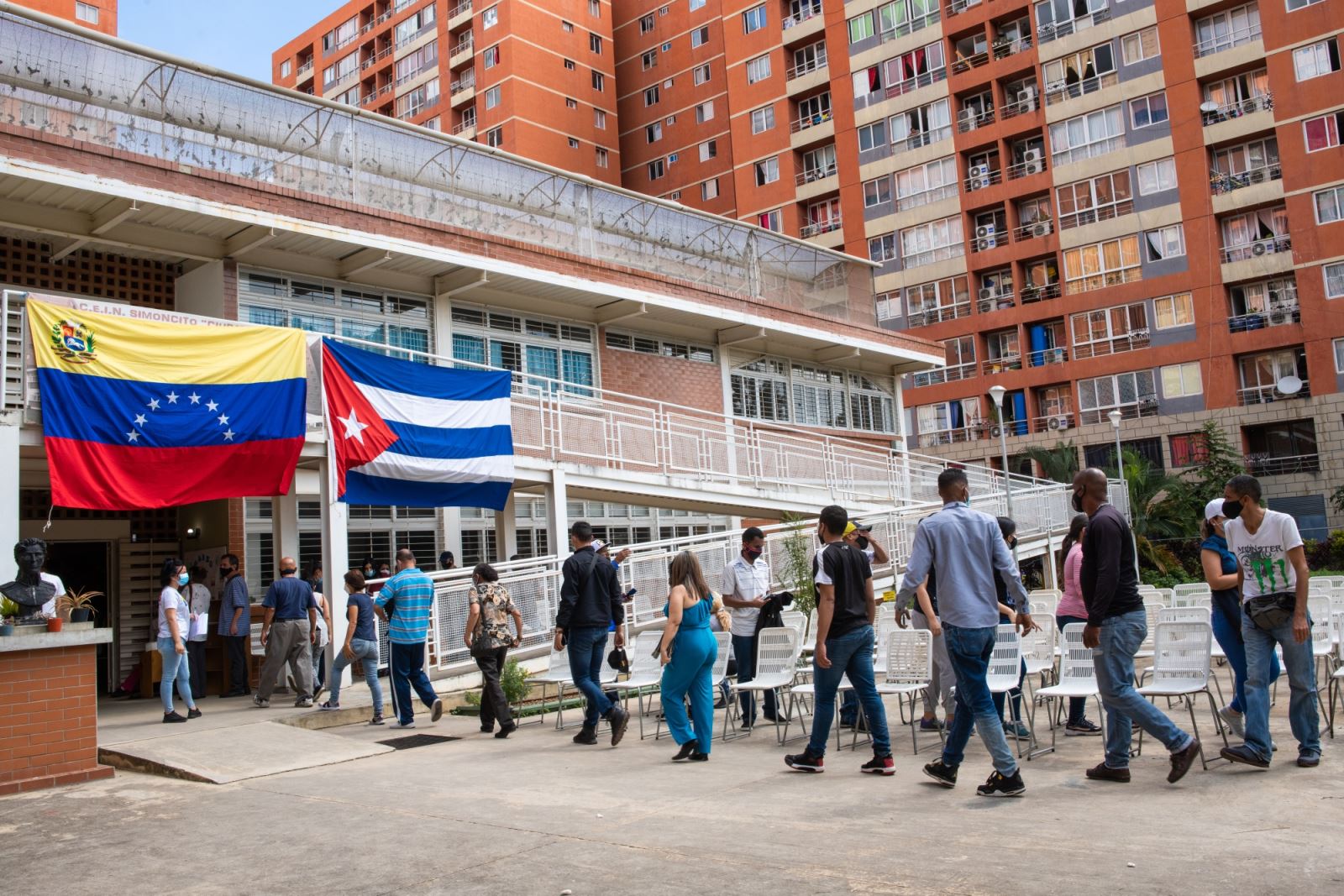 Người dân đi tiêm vaccine COVID-19 tại Venezuela. Ảnh: Bloomberg