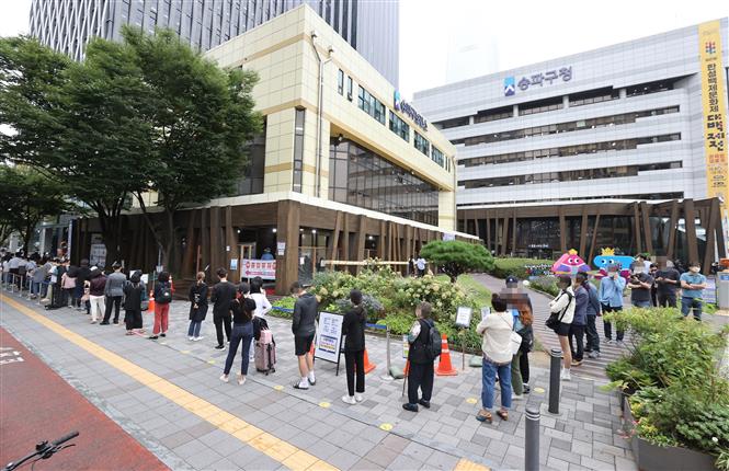 Người dân xếp hàng chờ xét nghiệm COVID-19 tại Seoul, Hàn Quốc. Ảnh: YONHAP/TTXVN