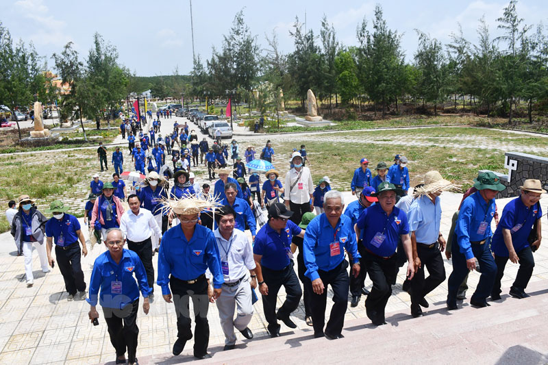 Cựu thanh niên xung phong Trung ương về thăm lại Công viên nghĩa trang - Đường Hồ Chí Minh trên biển, tại xã Thạnh Phong, huyện Thạnh Phú, tháng 4-2021. (ảnh tư liệu)