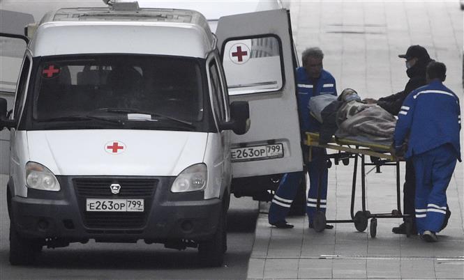 Xe cứu thương chở các bệnh nhân nhiễm COVID-19 tới bệnh viện tại Kommunarka thuộc thủ đô Moskva, Nga. Ảnh: AFP/TTXVN