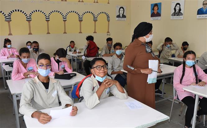 Học sinh đeo khẩu trang phòng lây nhiễm COVID-19 tại trường học ở Tunis, Tunisia, ngày 15-9-2021. Ảnh: THX/TTXVN