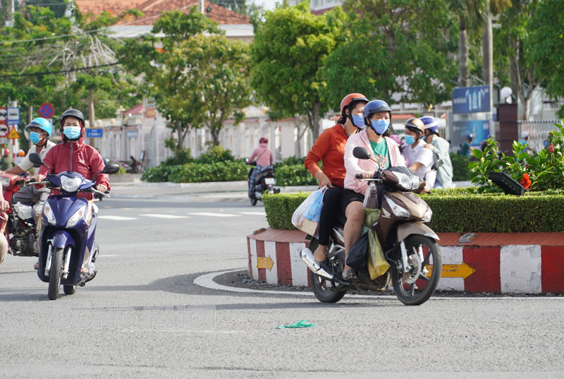 Người dân tuân thủ quy định “5K” phòng chống dịch.