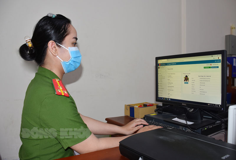 Những điều cần biết về các dịch vụ công trực tuyến mức độ 3, 4 của Công an tỉnh Lực lượng chức năng tiếp nhận hồ sơ trực tuyến của công dân. Ảnh: H. Đăng
