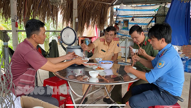 Tình quân dân nơi cửa ngõ vào tỉnh Lực lượng làm nhiệm vụ tại chốt kiểm soát cầu Cổ Chiên quây quần bên mâm cơm tại gia đình ông Nguyễn Văn Hùng.