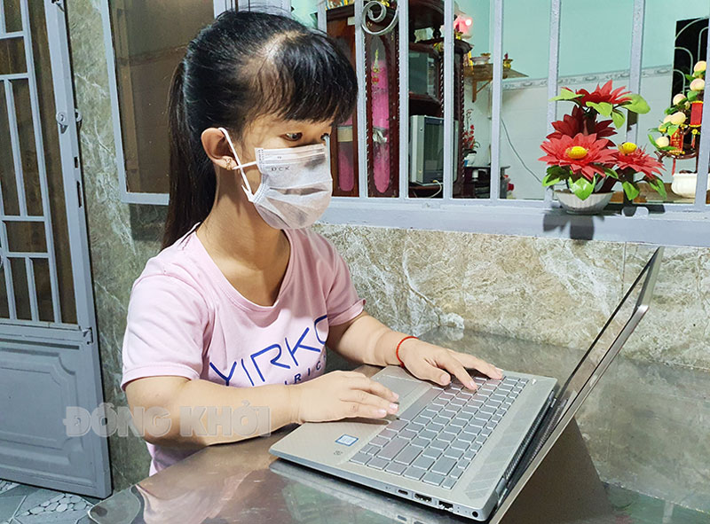 Tỏa sáng nghị lực thanh niên vượt khó Trần Thị Kim Ngân làm bài tập trên máy tính.