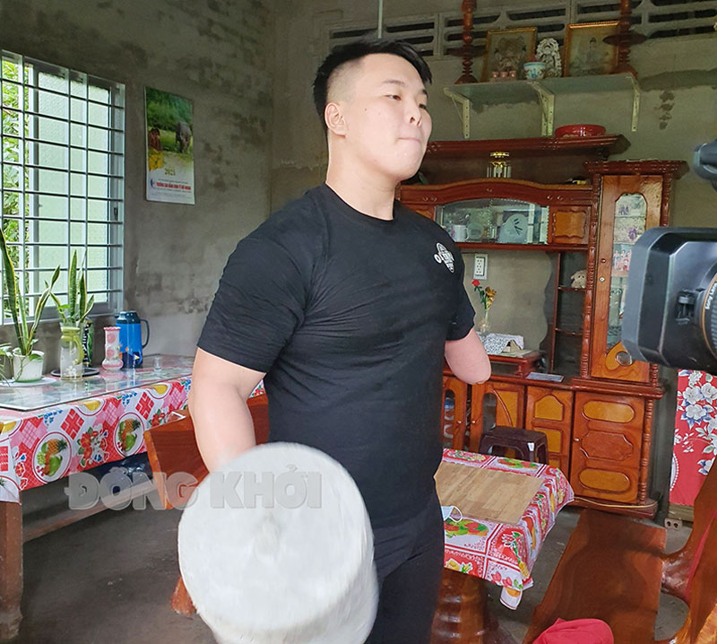 Tỏa sáng nghị lực thanh niên vượt khó Phan Văn Thiện tập luyện với tạ tay.