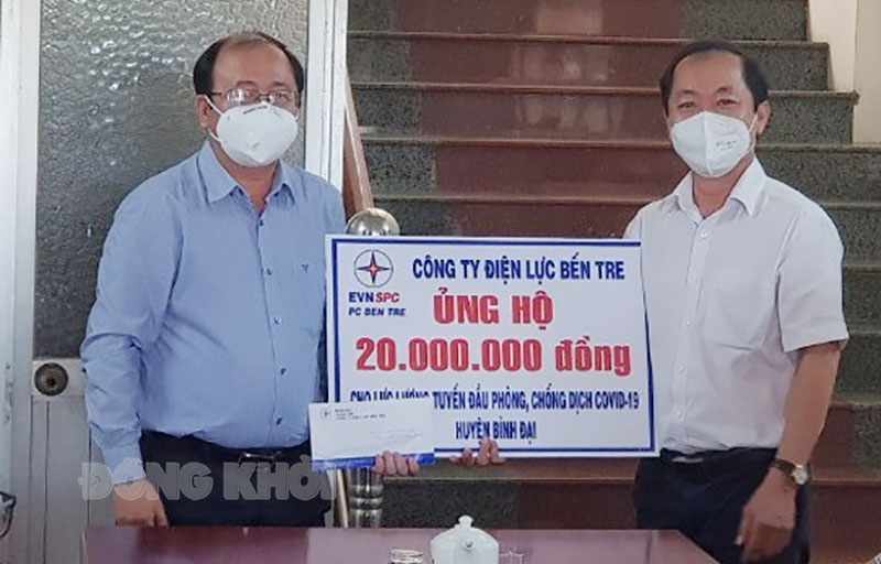 Điện lực Bến Tre thăm hỏi, tặng quà lực lượng tuyến đầu chống dịch Covid-19 tại huyện Bình Đại Giám đốc Công ty Điện lực Bến Tre Phạm Thanh Trúc trao tặng bảng biểu trưng ủng hộ lực lượng tuyến đầu phòng chống dịch Covid-19 huyện Bình Đại.