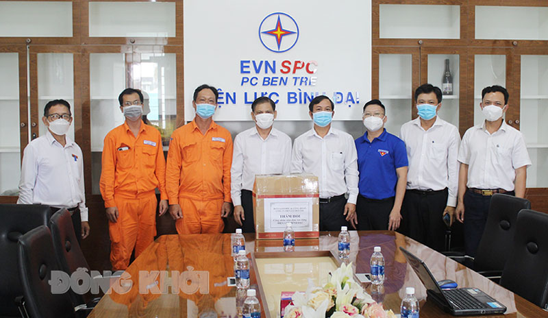 Điện lực Bến Tre thăm hỏi, tặng quà lực lượng tuyến đầu chống dịch Covid-19 tại huyện Bình Đại Ban Giám đốc, Chủ tịch Công đoàn Công ty cũng đến thăm hỏi, tặng quà cho tập thể cán bộ, công nhân viên lao động Điện lực Bình Đại.