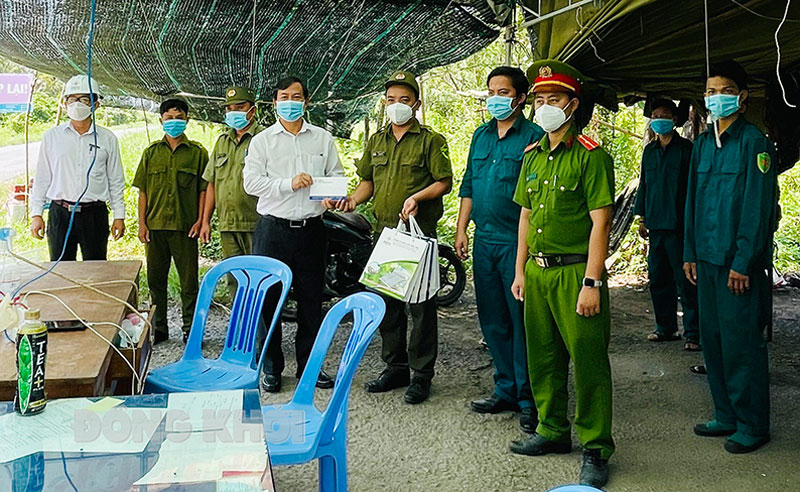 Phó giám đốc Công ty Điện lực Bến Tre Nguyễn Mạnh Tuấn thăm và tặng quà lực lượng trực tiếp làm nhiệm vụ tại 2 điểm cửa ngõ phòng, chống dịch Covid-19 của huyện Bình Đại.