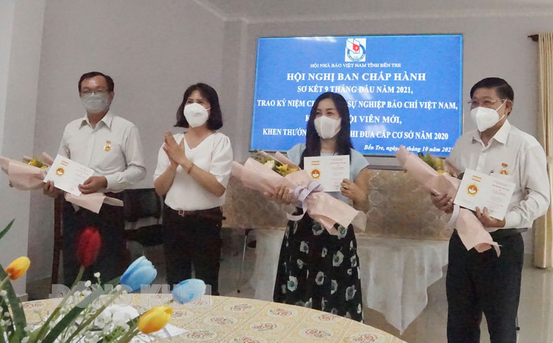 Hội Nhà báo tỉnh hội nghị Ban Chấp hành sơ kết 9 tháng đầu năm 2021 Các cá nhân được nhận Kỷ niệm chương “Vì sự nghiệp báo chí Việt Nam”.