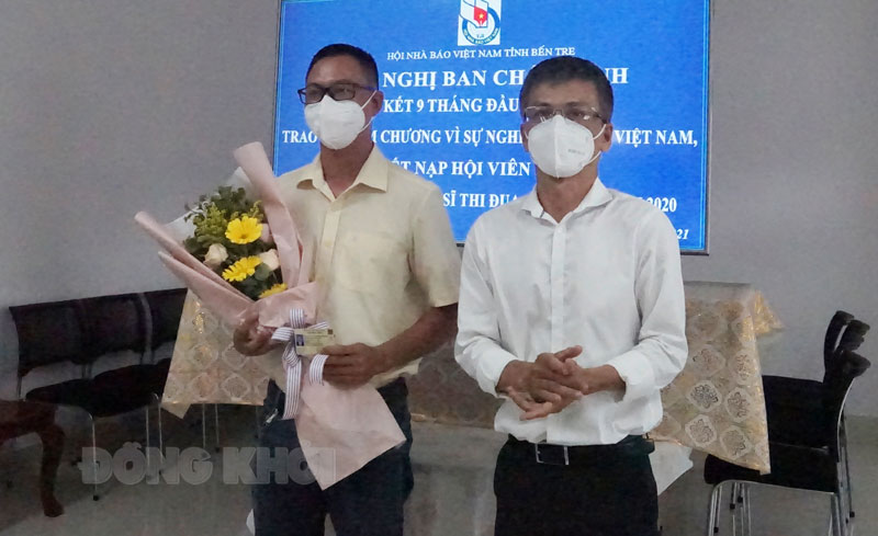 Hội Nhà báo tỉnh hội nghị Ban Chấp hành sơ kết 9 tháng đầu năm 2021 Tổng Biên tập Báo Đồng Khởi Lê Ngọc Hân trao quyết định kết nạp hội viên mới.