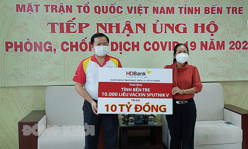 Giám đốc HDBank Chi nhánh Bến Tre Hồ Quốc Bảo trao bảng tượng trưng nguồn vắc-xin hỗ trợ.