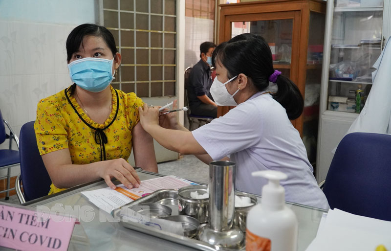 Đến 18 giờ ngày 13-10-2021, tỉnh có 9 ca mắc Covid-19 Người dân tiêm vắc-xin phòng Covid-19.