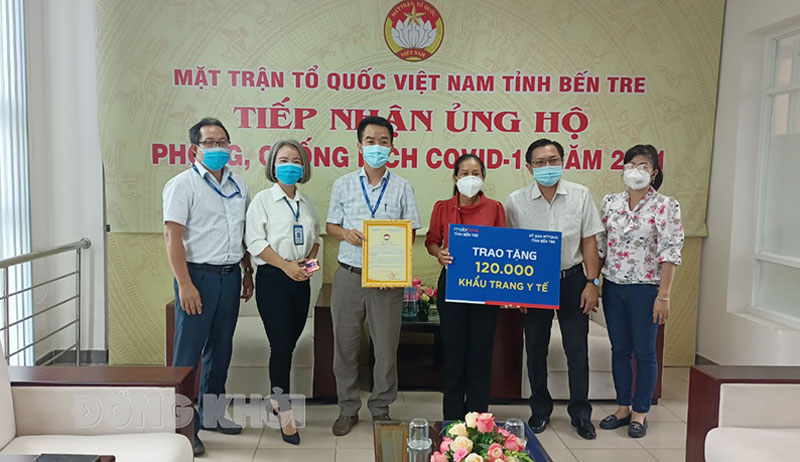 Phó chủ tịch Ủy ban MTTQ tỉnh Đặng Thị Phượng tiếp nhận khẩu trang. Ảnh: Đoàn Hân