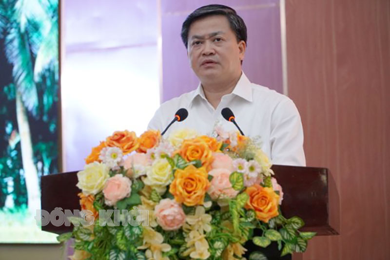 Ủy viên Trung ương Đảng - Bí thư Tỉnh ủy Lê Đức Thọ phát biểu tại hội nghị.