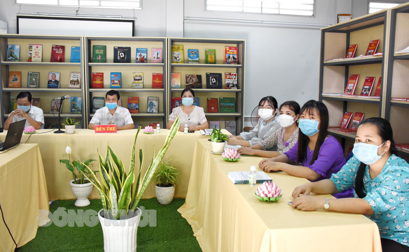 Nâng cao năng lực chuyển đổi số và quản trị thư viện số Tập thể Thư viện Nguyễn Đình Chiểu tham dự hội nghị tại điểm cầu Bến Tre.