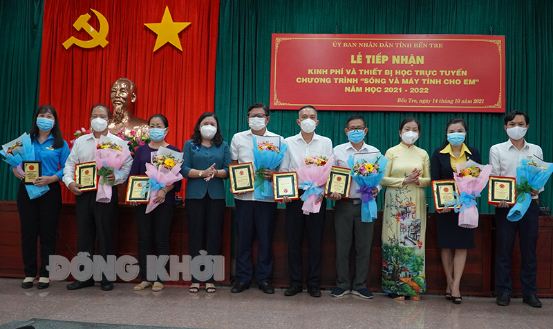 Tiếp nhận kinh phí và thiết bị học trực tuyến Các đơn vị ủng hộ cho chương trình “Sóng và máy tính cho em