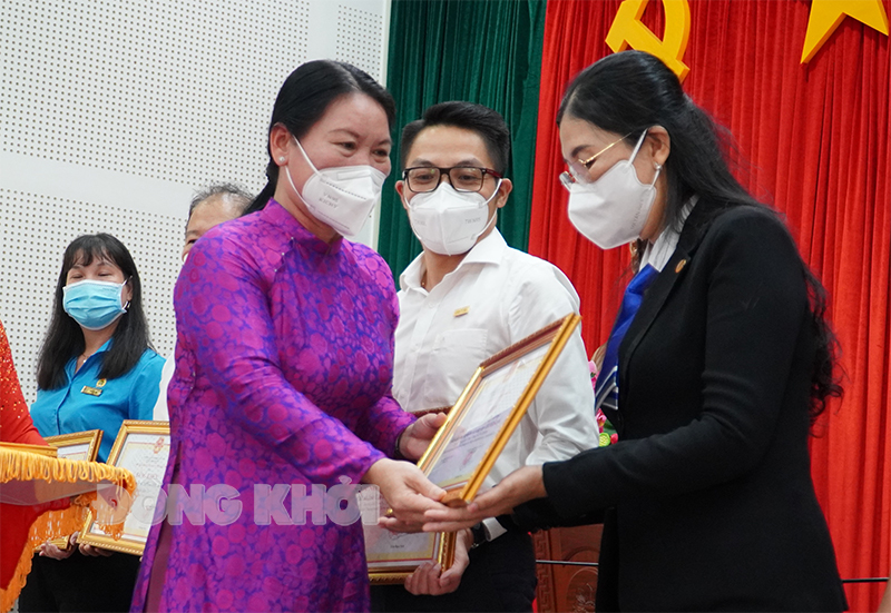 Tiếp nhận kinh phí và thiết bị học trực tuyến Các đơn vị nhận bằng khen của UBND tỉnh.