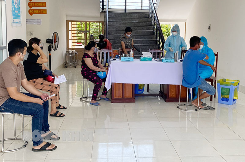 Đến 18 giờ ngày 14-10-2021, tỉnh có thêm 2 ca mắc Covid-19 Công tác tác tiêm chủng tại Bệnh xá Quân y tỉnh. Ảnh: Phan Hân